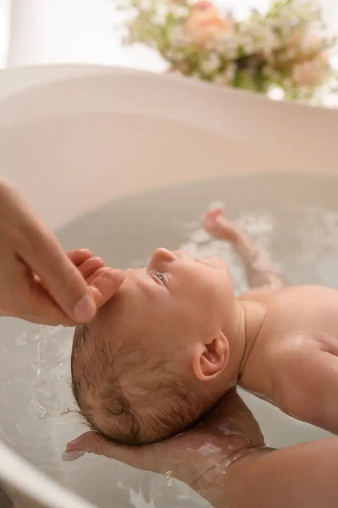 Photographe bain enveloppé bebe fleuri grenoble (4) - Aurélie Stavinga photographe Grenoble Voiron