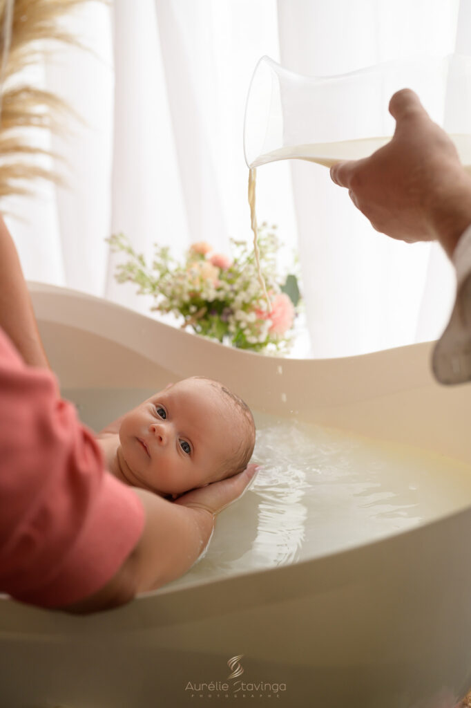 Photographe-bain-enveloppé-bebe-fleuri-grenoble (6)