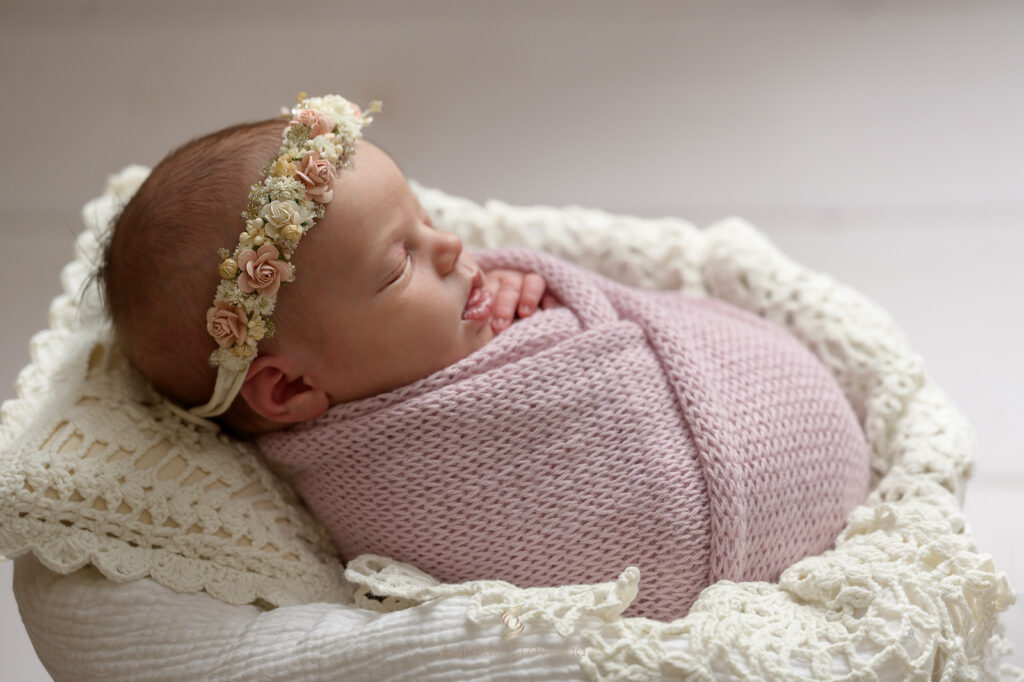 Photographe-decoration-premium-fleurs-roses-petit-lit (3)