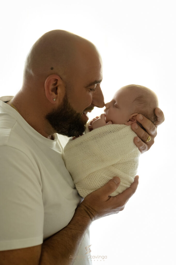 Photographe naissance grenoble amour emotion papa bebe - Aurélie Stavinga photographe Grenoble Voiron