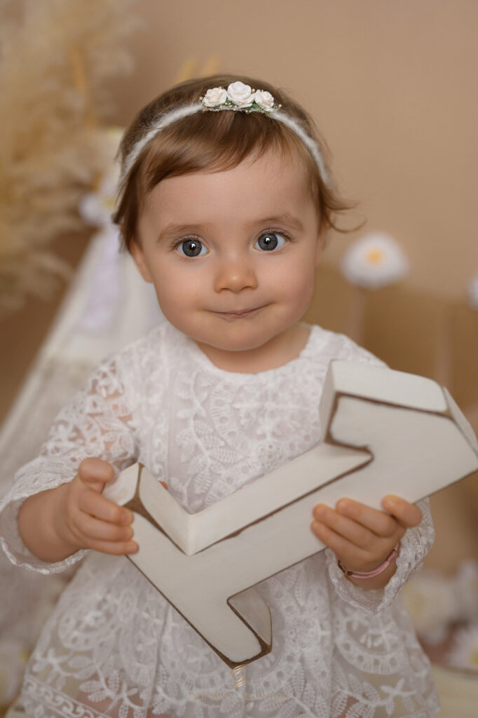 Enfant en robe de dentelle blanche, photographe baptême Isère