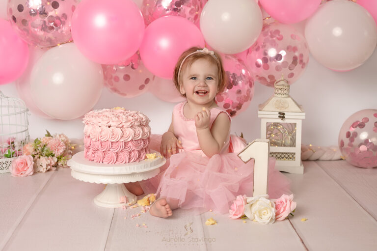 Photographe bebe ma premiere annee smash the cake anniversaire rose fille un an - Aurélie Stavinga photographe Grenoble Voiron