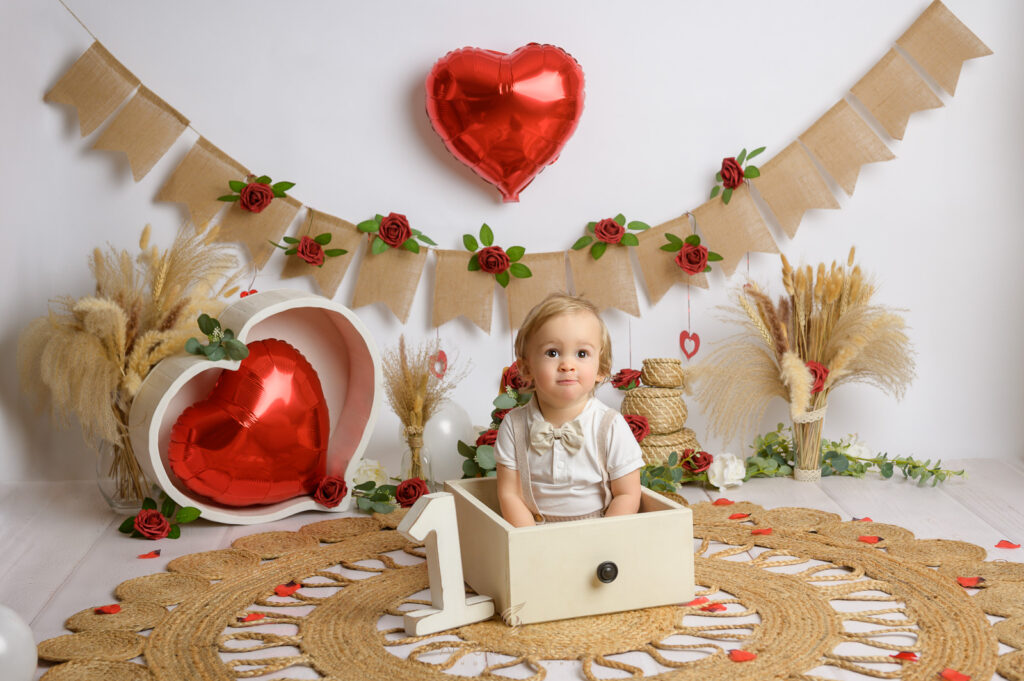 photographe-bebe-ma-premiere-annee-smash-the-cake-un-an-theme-saint-valentin-voiron