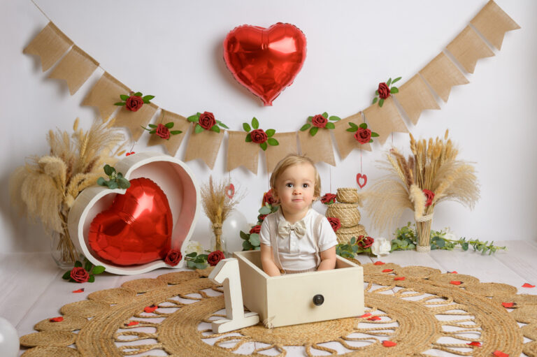Photographe bebe ma premiere annee smash the cake un an theme saint valentin voiron - Aurélie Stavinga photographe Grenoble Voiron