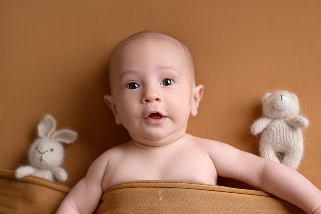 photographe-bebe-trois-mois-bourgoin-jallieu-quatre-patte