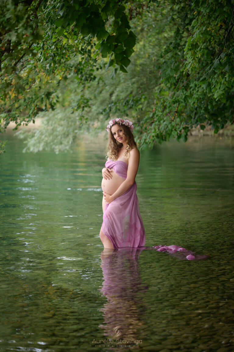 Photographe grossesse en ext&eacute;rieur en pleine nature pr&egrave;s de Voiron et Grenoble