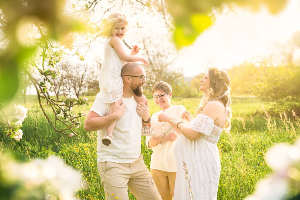 photographie-en-exterieur-maternite-isere-printemps-champs-hautes-herbes (1)
