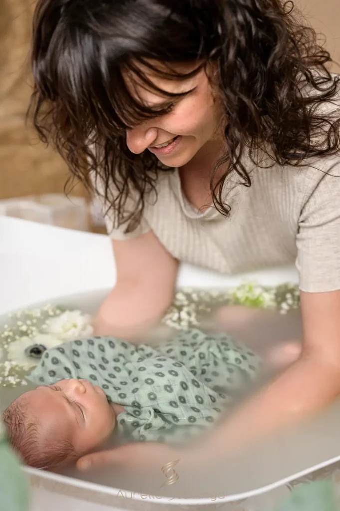 seance-photo-nouveau-né-bain-enveloppé-photographié-voiron