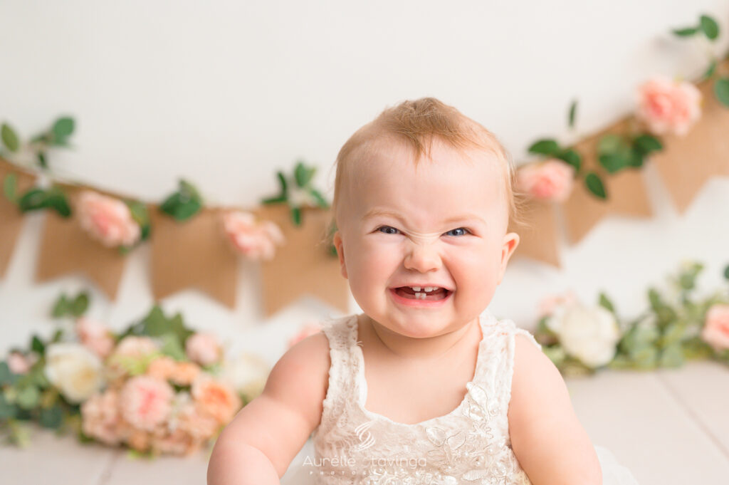 shooting-photo-bebe-un-an-portrait-sourire-dents-chambery