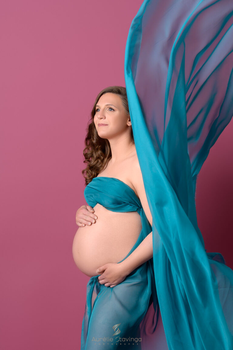 Shooting photo d’exception grossesse nature exterieur intemporel voile bleu - Aurélie Stavinga photographe Grenoble Voiron