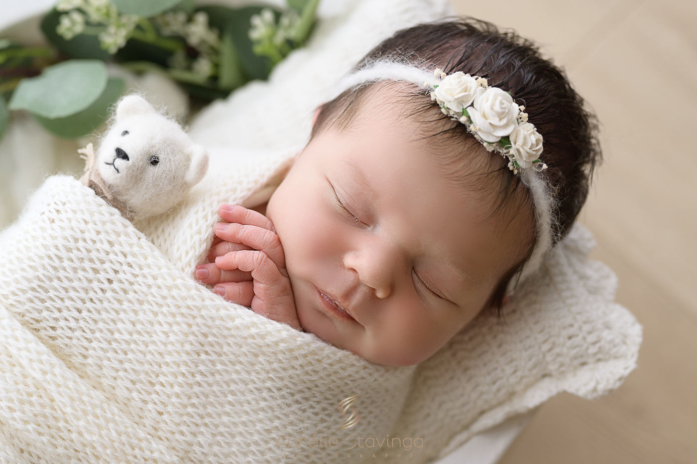 Petit bébé adorable lors d'un shooting photo naissance près de Grenoble, Chamébry et Bourgoin-Jallieu.