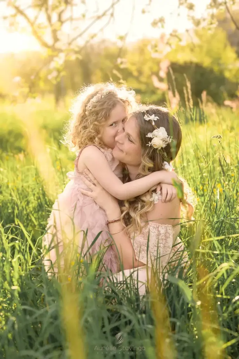 C&acirc;lin et bisou entre une maman et sa fille dans les herbes hautes, s&eacute;ance famille en Is&egrave;re