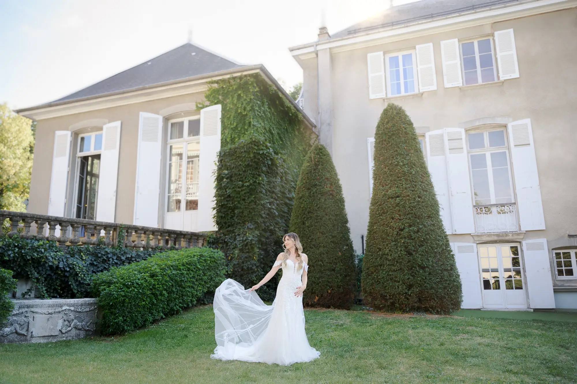 Photographe mariage en Isère, mariée dans le parc d'un château