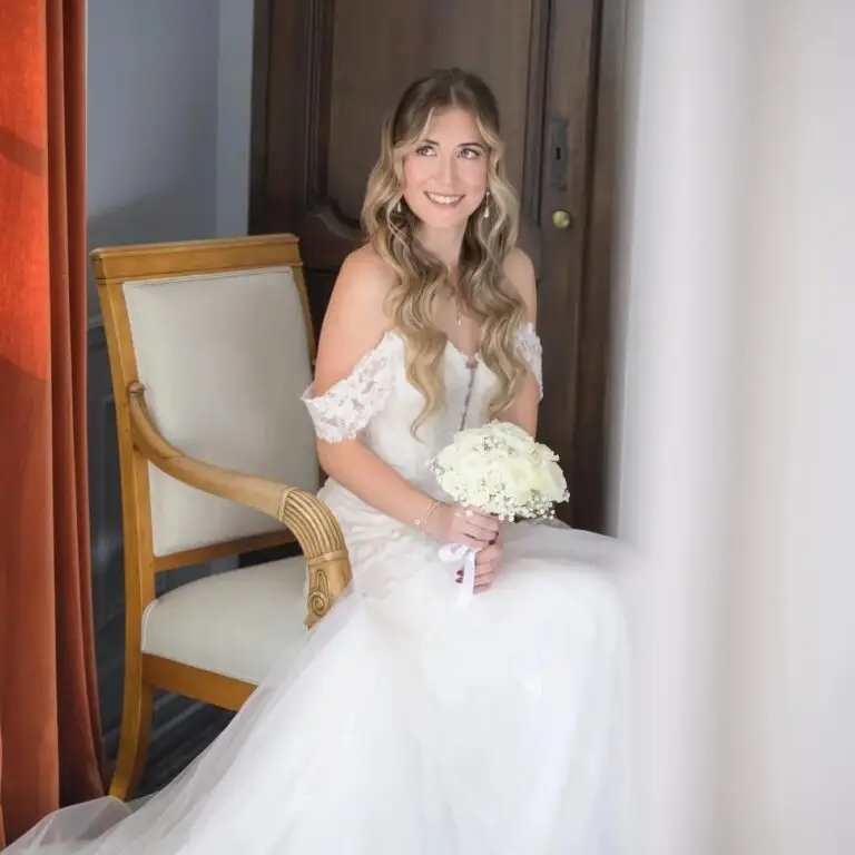 Mari&eacute;e souriante dans un fauteuil avant la c&eacute;r&eacute;monie, photographe mariage en Is&egrave;re