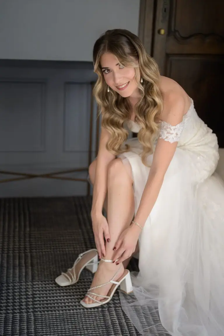 Photographe mariage preparatifs chaussures mariee