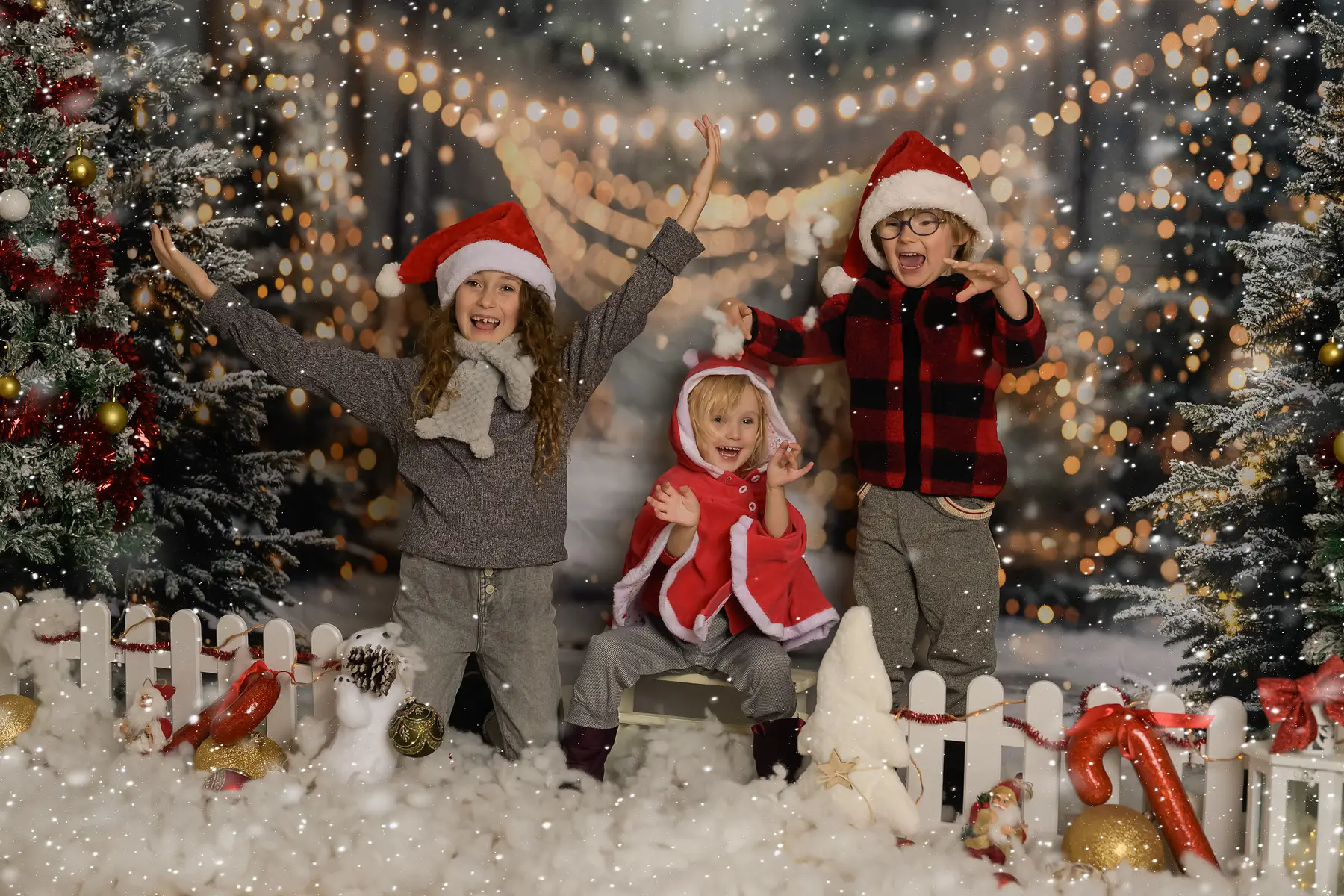 Séance photo de Noël en Isère, enfants émerveillés dans le décor La forêt enchantée